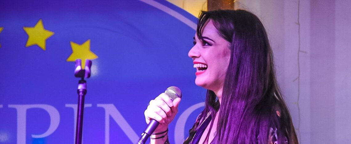 Sourire de Noémie Garcia sur scène en concert
