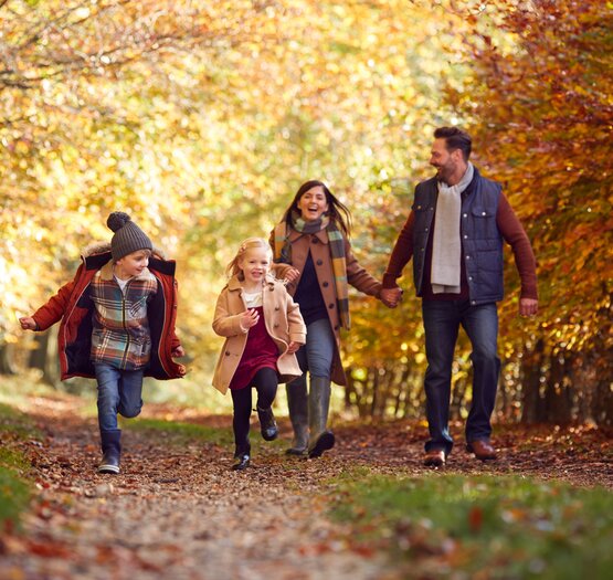famille détendue lors des vacances d’automne dans un Camping Paradis en France | © famille détendue lors des vacances d’automne dans un Camping Paradis en France famille détendue lors des vacances d’automne dans un Camping Paradis en France | © famille détendue lors des vacances d’automne dans un Camping Paradis en France
