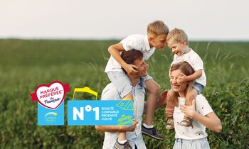 une famille souriante profite d’un moment de détente dans un camping ensoleillé. Les parents et les enfants partagent des rires et ambiance conviviale. | © une famille souriante profite d’un moment de détente dans un camping ensoleillé. Les parents et les enfants partagent des rires et ambiance conviviale.