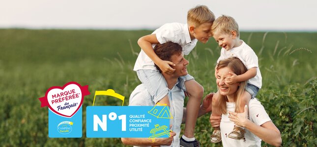 une famille souriante profite d’un moment de détente dans un camping ensoleillé. Les parents et les enfants partagent des rires et ambiance conviviale. | © une famille souriante profite d’un moment de détente dans un camping ensoleillé. Les parents et les enfants partagent des rires et ambiance conviviale.