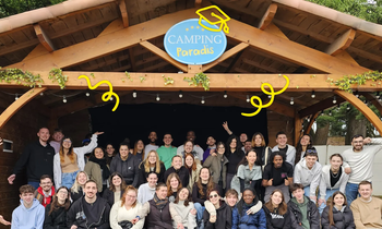 Photo de groupe des stagiaires de la Camping Paradis Academy, futurs animateurs et réceptionnistes formés aux métiers de l’hôtellerie de plein air. Une équipe dynamique prête à faire vivre l’esprit Camping Paradis partout en France. | © Photo de groupe des stagiaires de la Camping Paradis Academy, futurs animateurs et réceptionnistes formés aux métiers de l’hôtellerie de plein air. Une équipe dynamique prête à faire vivre l’esprit Camping Paradis partout en France.