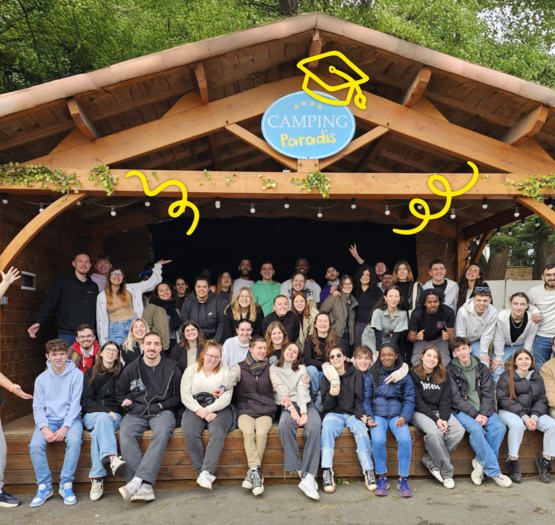 Photo de groupe des stagiaires de la Camping Paradis Academy, futurs animateurs et réceptionnistes formés aux métiers de l’hôtellerie de plein air. Une équipe dynamique prête à faire vivre l’esprit Camping Paradis partout en France. | © Photo de groupe des stagiaires de la Camping Paradis Academy, futurs animateurs et réceptionnistes formés aux métiers de l’hôtellerie de plein air. Une équipe dynamique prête à faire vivre l’esprit Camping Paradis partout en France.