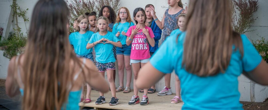 Danse des enfants au camping