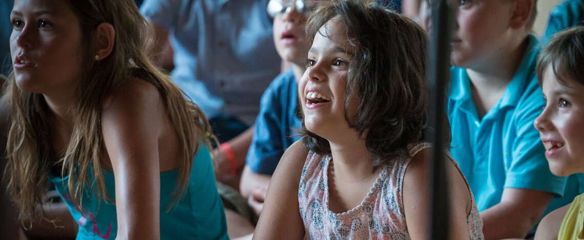 enfants qui regardent un spectacle