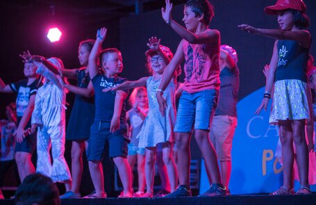 enfant sur scene pour soirée disco camping