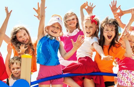 groupe d'enfant avec les mains en l'air