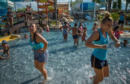 animatrice qui dansent à la piscine avec des enfants