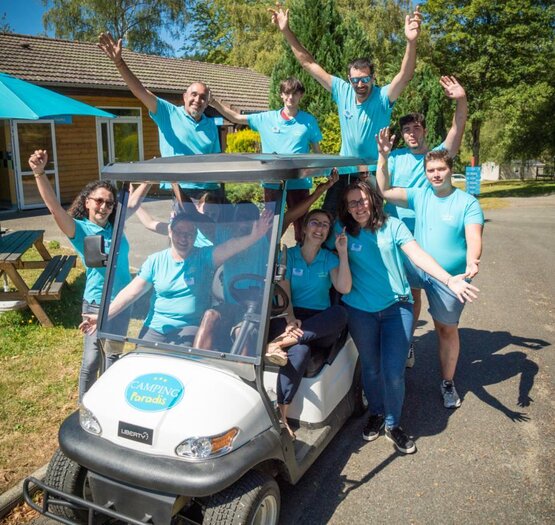 Animateurs du camping les chanterelles dans voiturette