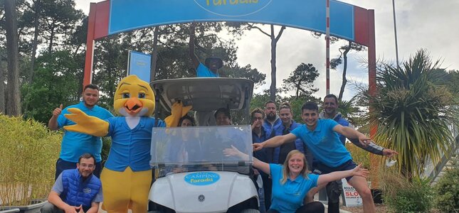 Equipe camping paradis devant le porche