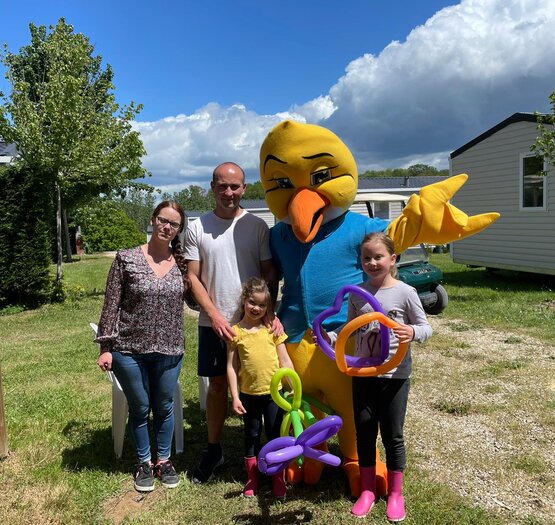 Famille dans un camping paradis avec la mascotte piki