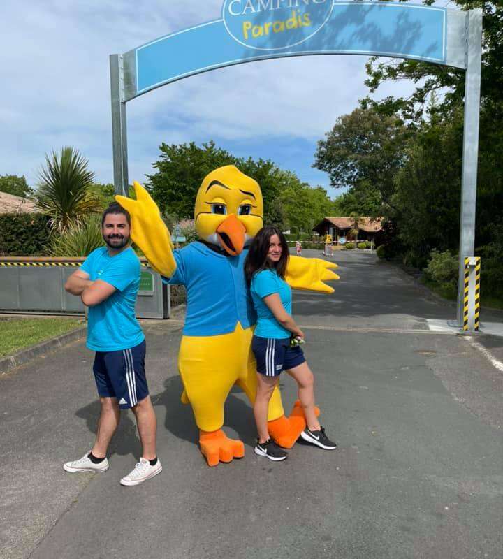 piki la mascotte et animateurs devant le porche Camping Paradis Bimbo