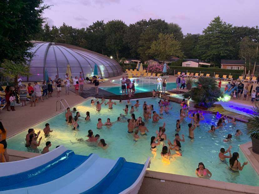 piscine nocturne et vacanciers au Camping Bimbo