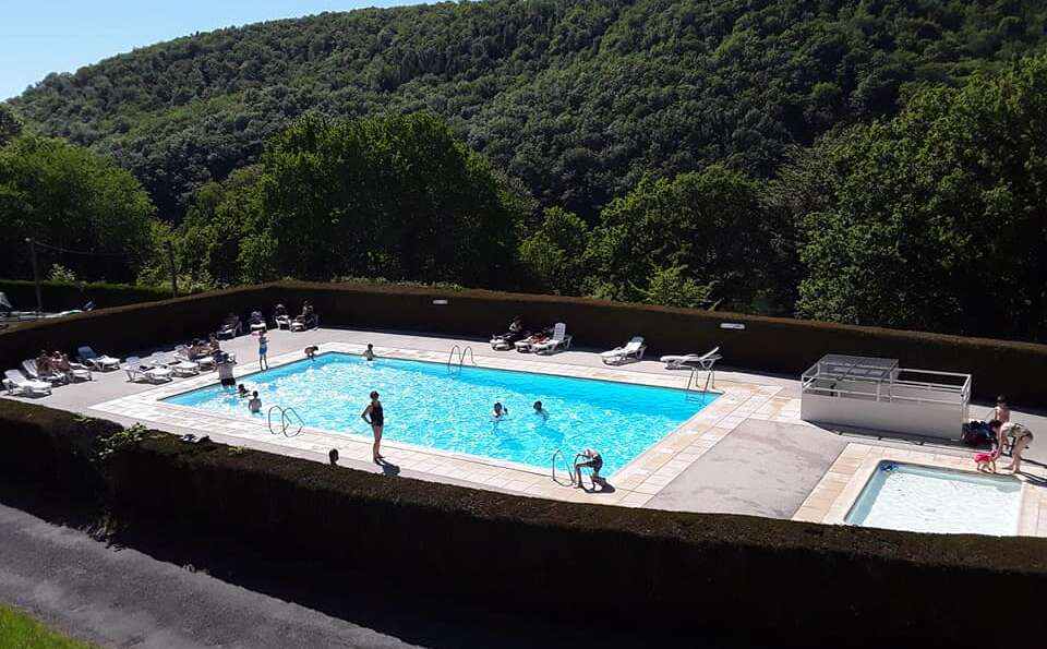piscine du camping La Gineste avec son décor fabuleux