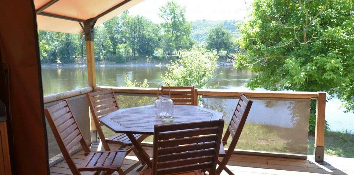 petite terrasse avec table avec vue sur le lac au camping La Gineste
