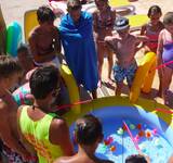 enfants jouants aux petits canards