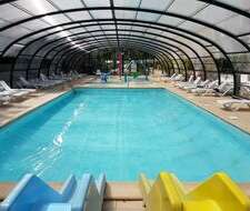 piscine intérieure du Camping Paradis Le Val-de-Trie