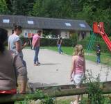 vacanciers jouant à la pétanque au val de trie 