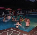 vacanciers à la piscine du camping ombre des tilleuls 