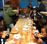 enfants qui mangent des pizzas au camping ombre des tilleuls