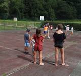 enfants jouant au tennis au camping ombre des tilleuls