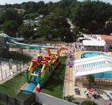 vue aérienne espace aquatique et jeux au Camping Paradis Aloé