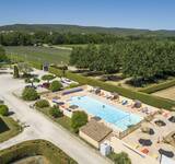 vue aérienne du camping et de la piscine des Amarines