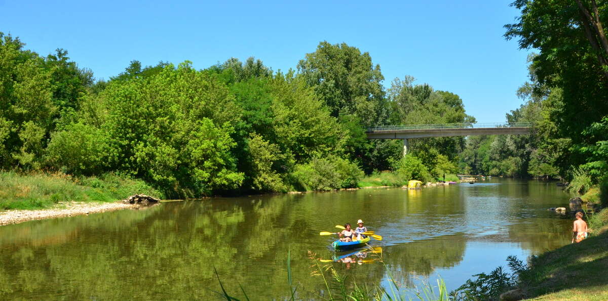 canoë kayak sur la rivière à côté du camping Les Amarines