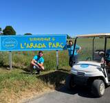 équipe d'animation du Camping Paradis Arada Parc devant le panneau Bienvenue