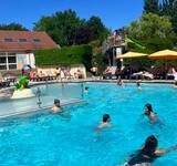 vacanciers à la piscine de l'arada parc 