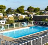 Vue sur la piscine du Camping Paradis Baie de Ploemeur