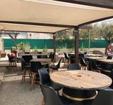 terrasse du restaurant du Camping Paradis Barberousse dans l'Aude