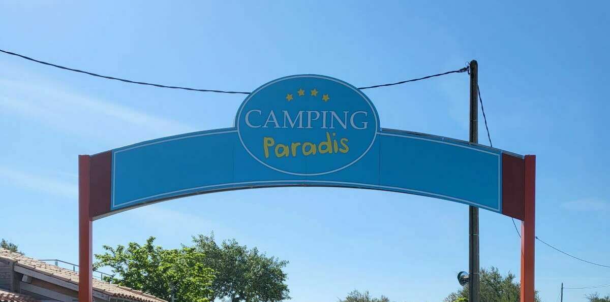 Porche arrivée du Camping Paradis Barberousse