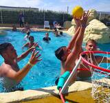 jeux dans la piscine du Camping Paradis Belle Dune