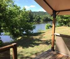 vue depuis un mobil home sur la rivière du Camping Les Belles Rives