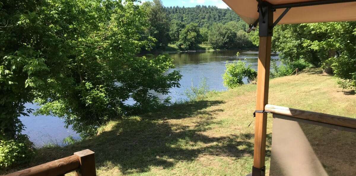 vue depuis un mobil home sur la rivière du Camping Les Belles Rives