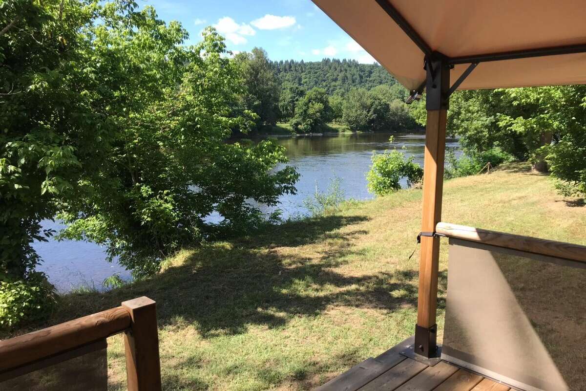 vue depuis un mobil home sur la rivière du Camping Les Belles Rives