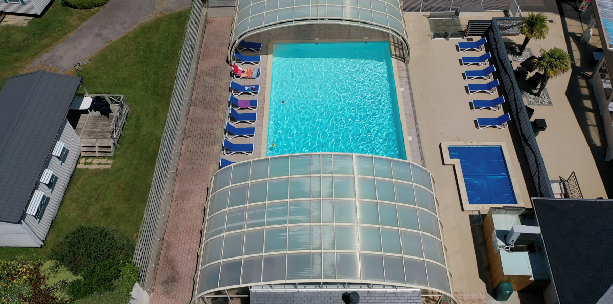 vue de haut sur la piscine du camping Bellevue-Erquy