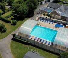 vu aérienne sur la piscine du camping Bellevue-Erquy