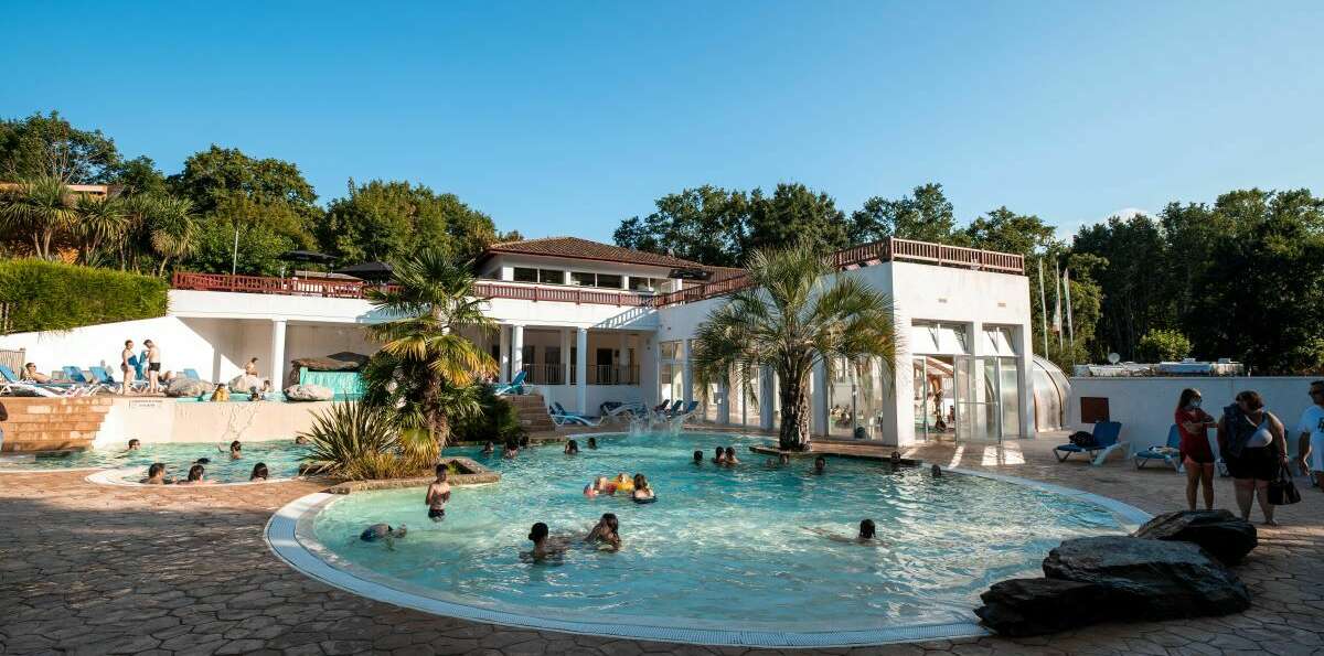grande piscine du Camping Paradis Biper Gorri et terrasse au dessus