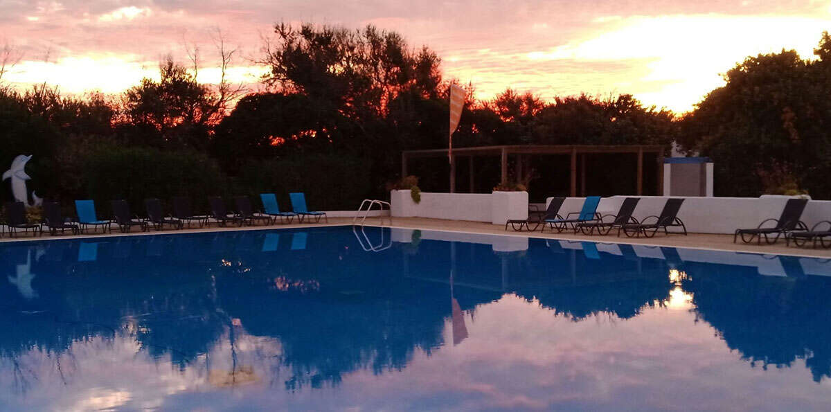 fin de soirée à la piscine du Camping Paradis La Brise de Camargue