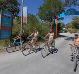 entrée du porche avec enfants à vélo au Camping Paradis la Cailletière