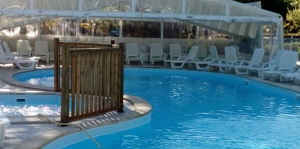 piscine à l'ombre au Camping Paradis La Cailletière