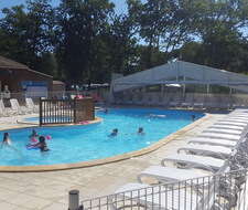 piscine extérieure et transats au Camping Paradis La Cailletière