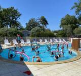 vacanciers dans la piscine de la cailletiere