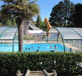 piscine ouverte au rayon du soleil du Camping Paradis Les Capucines