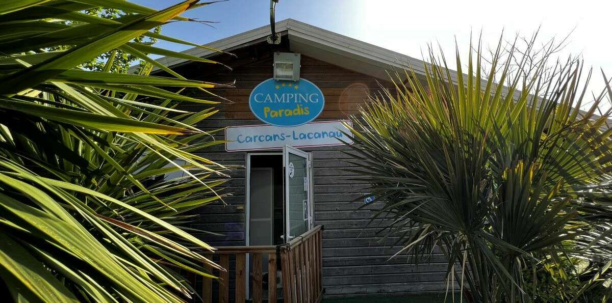 Chalet avec logo Camping Paradis au camping Carcans-Lacanau