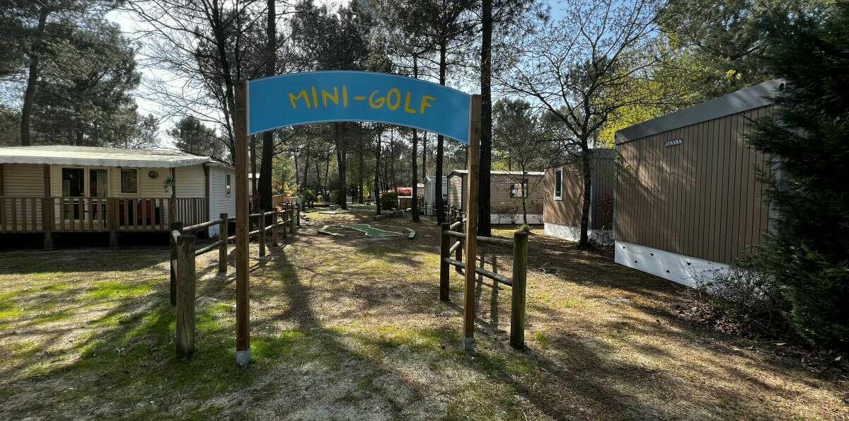 porche du mini-golf au Camping Paradis Carcans-Lacanau