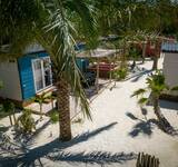 mobil-homes autour des palmiers et du sable au camping Cayola