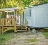 mobil home et terrasse en bois dans la nature du Camping Paradis Les Chanterelles