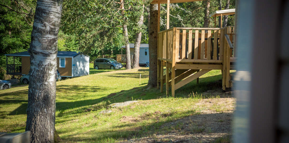 terrasse en bois d'un mobil home au Camping Paradis Les Chanterelles